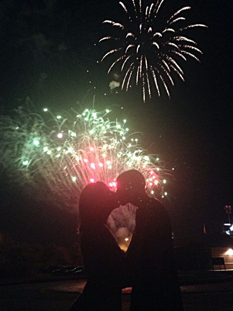 Nye Kiss Picture, New Years Eve Kiss Aesthetic, New Year’s Eve Kiss, Fireworks Couple Aesthetic, Nye Couples Picture, New Years Kiss Aesthetic, New Years Kiss Couples, Kiss Under Fireworks, Firework Kiss