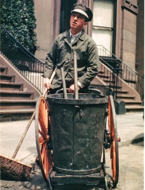 Old time garbage man..... Insect Play, Garbage Dumpster, Garbage Collector, Trash Collector, Touching Photos, John Steinbeck, Hard Workers, Sacred Places, Historical Pictures