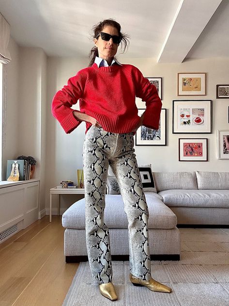 Snake Pants Outfit, Outfit Cafe, Leandra Medine Style, Snake Pants, Estilo Olivia Palermo, Snake Print Pants, Leandra Medine, Red Turtleneck, Daily Outfit Inspiration