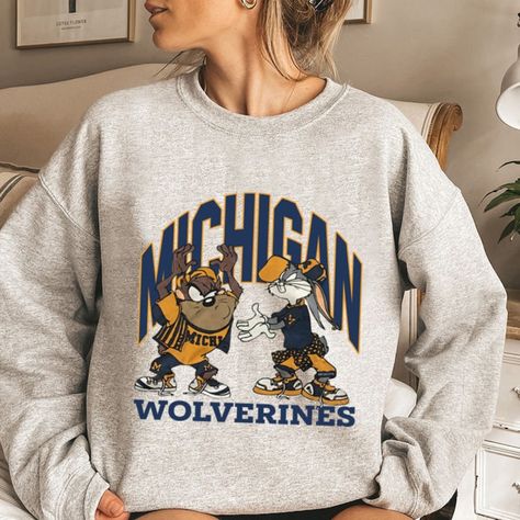 Looney Tunes Shirt, Vintage Michigan, Crewneck Vintage, Retro Graphic Tees, College Hoodies, Sports Lover, Michigan Wolverines, University Of Michigan, 로고 디자인