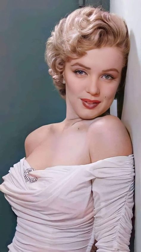 Marilyn Monroe Photography, Young Marilyn Monroe, Norma Jean Marilyn Monroe, Marilyn Monroe Portrait, Woman Poster, Marilyn Monroe Fashion, Marilyn Monroe Art, Celebrity Faces, Marilyn Monroe Photos