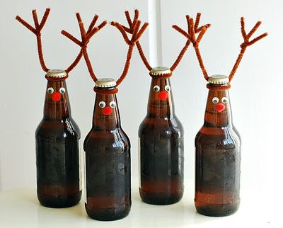 Super cute idea for Root-Beer  bottles. Tea Bag Wreath, Reindeer Beer, Beer Bottle Crafts, Cinnamon Candle, Beer Bottles, Easy Christmas Crafts, Cool Diy Projects, Guinness, Simple Christmas