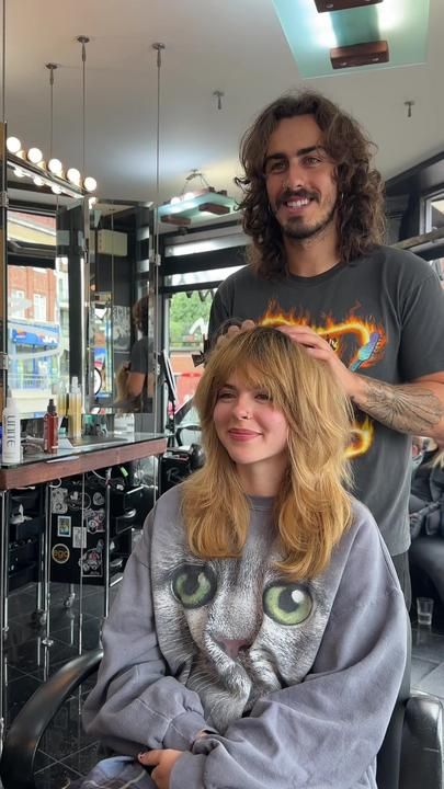 Suki Waterhouse Inspired Hair, Fleetwood Mac Hair, Wiki Waterhouse Hair, 70s Haircuts Straight Hair, Shaggy Medium Hair Choppy Layers, Suki Waterhouse Haircut, 70s Fringe Hair Long, Hippie Haircuts, Haircut Unstyled