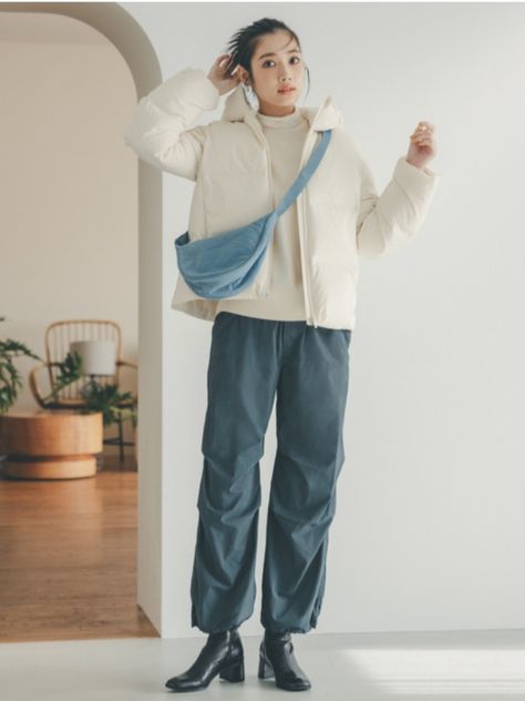 Brown Parachute Pants, Parachute Pants Outfit, Parachute Trousers, Big Closets, Turtleneck T Shirt, Outfit Inspiration Fall, Pants Outfit, Uniqlo, Minimalist Fashion