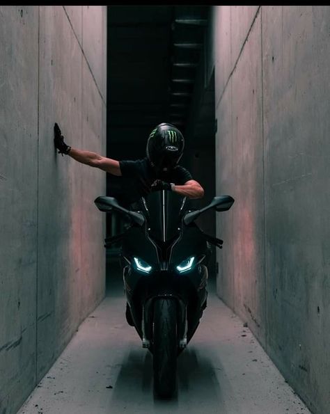 Ninja Bike, Motorcycle Guy, Hot Biker Guys, Biker Photography, Bike Aesthetic, Dream Bike, Biker Aesthetic, Motorcycle Aesthetic, Motorcycle Photography