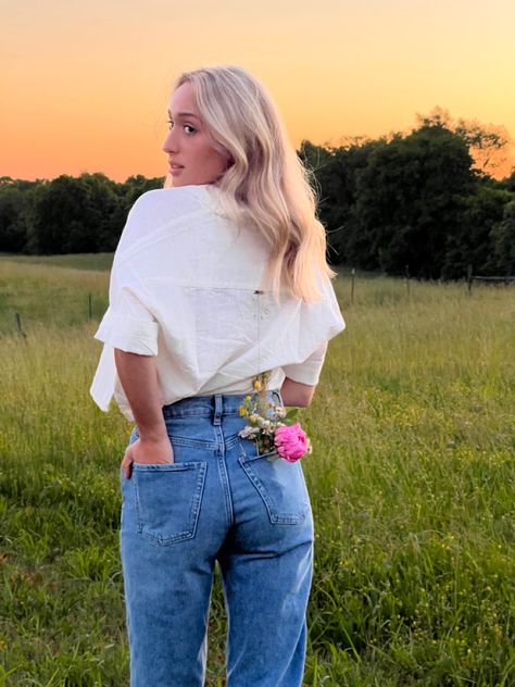 Flower In Back Pocket Photoshoot, Flowers In Jeans Photoshoot, Wildflower Sunset, Wildflower Photoshoot, Sunset Senior Pictures, Flower Picking, Sunset Photoshoot, Flower Photoshoot, Vintage Photoshoot