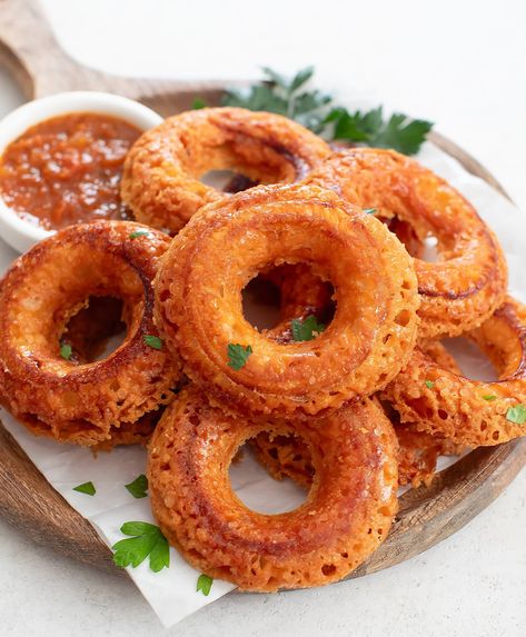 2 Ingredient Crispy Keto Onion Rings Keto Onion Rings With Cheese, Keto Onion Rings, Keto Breadsticks, Crispy Onion Rings, Baked Onion Rings, Ketosis Diet Recipes, Keto Vegetables, Soft Pretzel Bites, Lowcarb Recipes