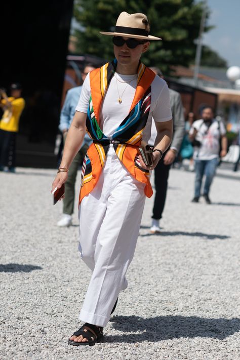 Pitti Uomo 2023 Summer, Pitti Uomo Street Style, Stage Style, Men's Street Style, Stylish Tank Tops, Fashion Boy, Mens Trendy Outfits, Mens Spring Fashion, Men Spring