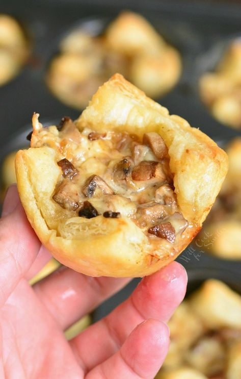 Mushroom Cheese Puff Bites. Buttery, cheesy, tasty little cups of mushroom filled pastry. from willcookforsmiles.com Mushroom Muffins, Spinach Bites, Puff Pastry Recipes Savory, Mushroom Cheese, Curry Puffs, Mushroom Tart, Broccoli Fritters, Mushroom Appetizers, Puff Pastry Appetizers