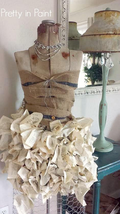 Skirt made out of book pages and chicken wire... www.prettyinpaintblog.blogspot.com #Dressform #DIY #Shabbychic Lace Dress Diy, Dress Form Decor, Wire Dress Form, Mannequin Decor, Antique Dress Form, Mannequin Christmas Tree, Diy Tutus, Vintage Dress Form, Mannequin Art