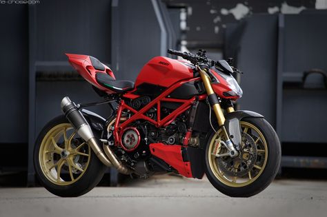 https://flic.kr/p/wqAPMz | Ducati Streetfighter 848 | Modified Ducati Streetfighter with panigale parts Ducati Streetfighter S, Ducati Xdiavel, Ducati Monster 696, Ducati Motorbike, Xe Ducati, Ducati 748, Ducati Streetfighter, Moto Ducati, Ducati 848