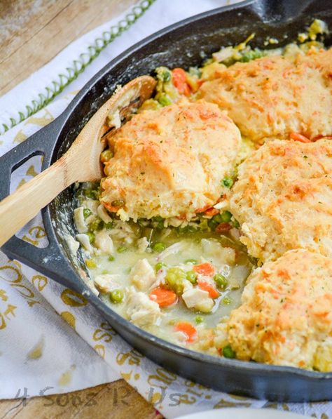 Chicken Cobbler Recipe, Chicken Cobbler, Best Chicken Pot Pie, Pot Pie Casserole, Chicken Fajita Casserole, Chicken Pot Pie Casserole, Pot Pie Filling, Cheddar Bay Biscuits, Cheddar Biscuits