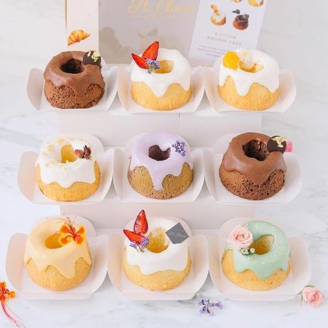 Mini Cakes Ideas Aesthetic, Pretty Desserts Aesthetic, Mini Cakes Aesthetic, Cute Bakery, Mini Torte, Mini Bundt Cakes, Dessert Packaging, Pretty Dessert, Fancy Desserts