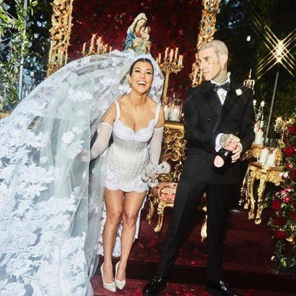 Kourtney Kardashian Wedding, Kendall E Kylie, Kardashian Wedding, Celebrity Wedding Dresses, Ellen Von Unwerth, Travis Barker, Weddings By Color, Sharon Stone, Wedding Costs