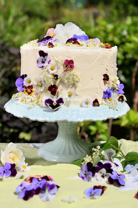 Amelie's House: Decorating cakes with real flowers Wedding Cake Decorations Flowers, Edible Flowers Cake, Flower Cake Decorations, Edible Flowers Recipes, Inside Cake, Edible Cake Decorations, Fresh Flower Cake, Wedding Cakes With Flowers, Cake Images