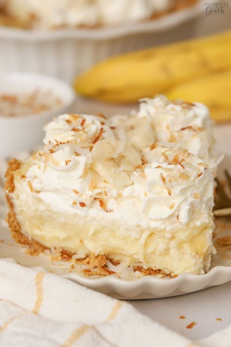 Coconut Banana Cream Pie, Moist Banana Nut Muffins, Celebrating Sweets, Banana Cream Pie Recipe, Coconut Cream Pie Recipes, Savory Cakes, Banana Pie, Fruit Pies, Pumpkin Cheesecake Bars