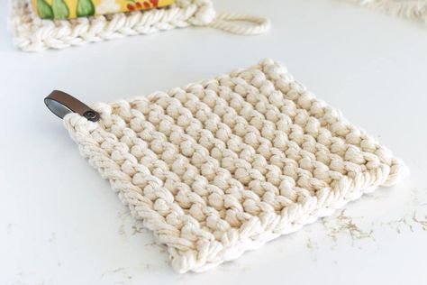 Garter Stitch Trivet Pattern Knitting Potholders Pattern, How To Knit A Pot Holder, Quick Knitting Projects Easy Gifts, Trivet Sewing Pattern, Knitted Trivet Patterns, Trivet Knitting Pattern, Knit Potholder Pattern Free, Knit Potholders, Trivet Crochet Pattern