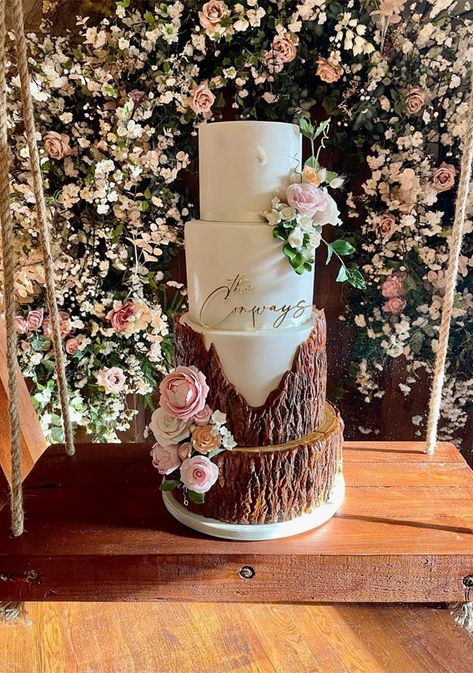 Wood Slice Wedding Cake, Tree Stump Wedding Cake, Woodland Theme Wedding Cake Wedding Cake Ideas Rustic, Stump Wedding Cake, Summer Wedding Cake, Woodland Wedding Cake, Forest Wonderland, Sugar Flower Wedding Cake, Butterfly Wedding Cake, Tropical Wedding Cake, Wedding Cake Birds