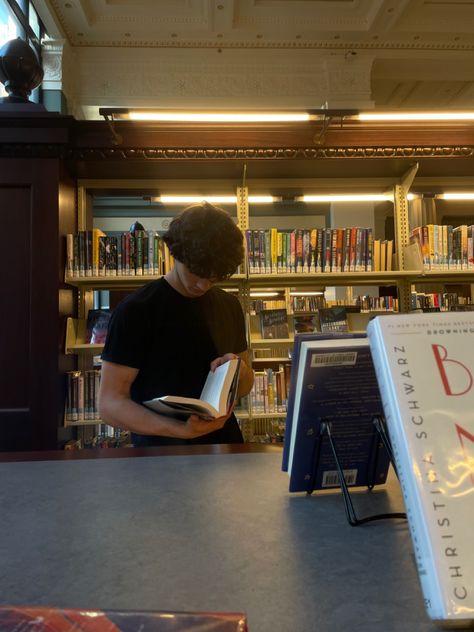 University Romance Aesthetic, Perpustakaan Date, Library Boyfriend Aesthetic, Library Date Couple, Book Store Date Aesthetic, Bookshop Date, Library Love Aesthetic, Reading Dates, Library Couple Aesthetic