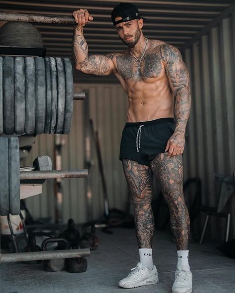 Tatted Guys, Online Fitness Coaching, Jordan Outfit, Chest Tattoo Men, Leg Sleeves, Instagram Outfits, Muscle Men, Bodybuilder, Book Aesthetic