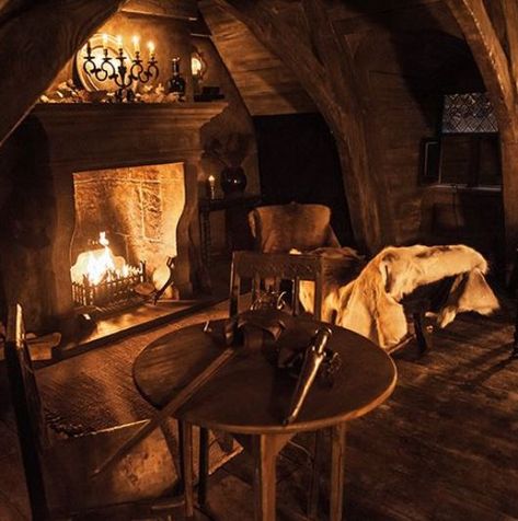 Looks a lot like the room Kiyani & Fura stay in at the Rusted Roaken. Outlander Season 1, Medieval Houses, Medieval Fantasy, A Fire, Middle Ages, Outlander, In The Middle, The Middle, Interior And Exterior