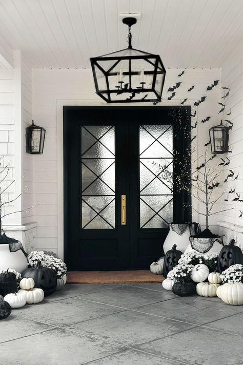 Outdoor Decorations Halloween, White Pumpkin Decor, Halloween Front Door Decorations, Halloween Front Doors, Casa Halloween, Porch Pumpkins, Halloween Front Porch Decor, Hello October, Halloween Porch Decorations