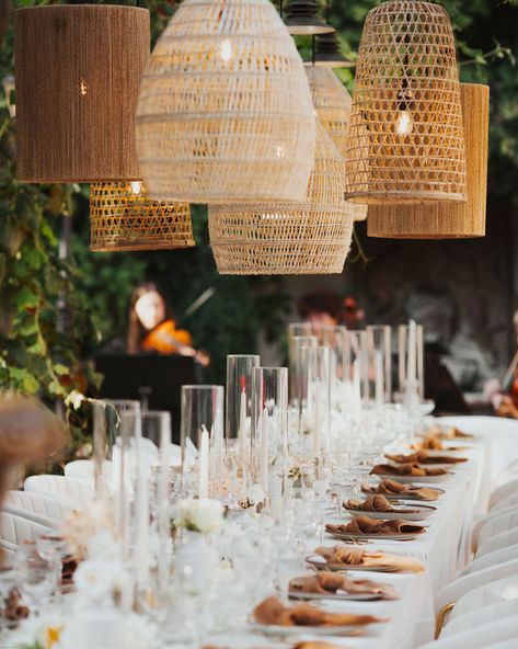 neutral tablescape with lanterns | Wedding & Party Ideas | 100 Layer Cake Modern Wedding Chandelier, Boho Theme Wedding Decorations, Boho Glam Wedding Table Settings, Boho Wedding Lanterns, Boho Lanterns Wedding, Brown Event Decor, Neutral Glam Wedding, Hens Decorations, Lightning Decor