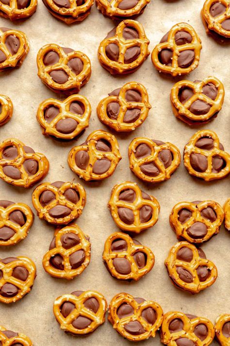 Rollo Pretzels, Pork Breakfast Recipes, Rolo Chocolate, Pretzel Sandwich, Rolo Pretzels, Rolo Candy, Rolo Cookies, Pork Roast In Oven, Fed And Fit