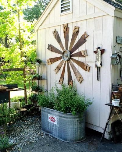 Boots Decor, Old Garden Tools, Recycled Stuff, Garden Magic, Rustic Ideas, Pool Bath, Farmhouse Landscaping, Garden Junk, Front Yards