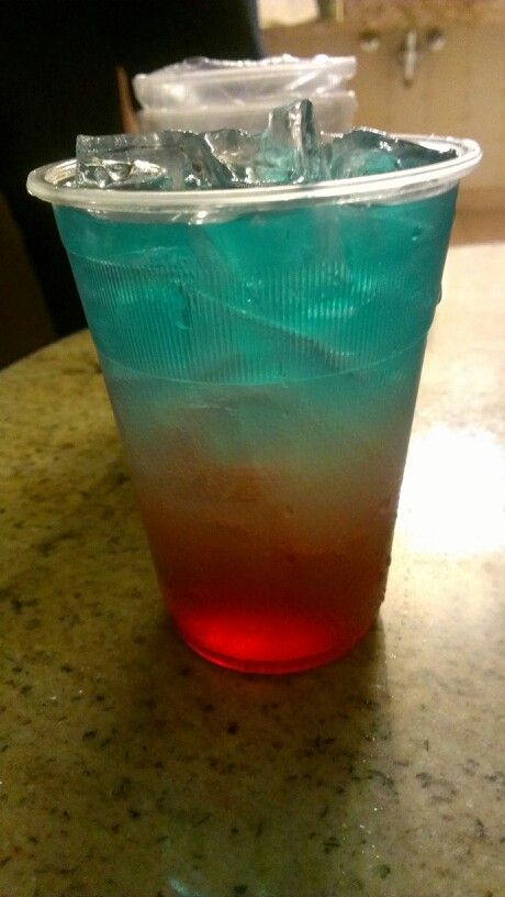 Bomb pop cocktail -- 2/3 Cup of lemonade over a full cup of ice, 2 shots of uv blue raspberry vodka, 2 shots of grenadine poured against the side of glass Cup Of Lemonade, Drinking Aesthetic, Bomb Pops, Blue Popsicle, Virgin Cocktails, Pool Drinks, Smirnoff Ice, Raspberry Vodka, Uv Blue