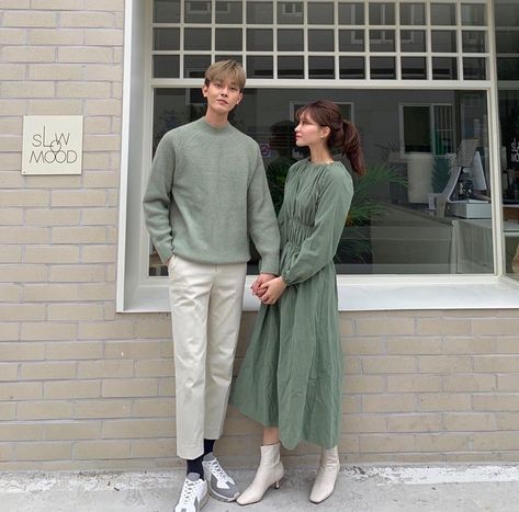 Green Outfit Couple, Couple Outfits Korean, Korean Couple Outfits, Couple Outfits Matching, Casual Weekend Style, Korean Couple Photoshoot, Couple Outfit Ideas, Matching Outfits Best Friend, Couple Fits