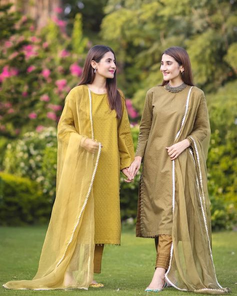 Tag your sister/friend who loves wearing plain outfits 🌸🌸🌸 You guys might have realized that currently we both are obsessing over plain… Simple Loan Dress Design, Plain Suit Designs Pakistani, Loan Dress Design, Pakistani Formal Dresses Party Wear, Formal Dresses Party, Design Kurta, Pakistani Formal Dresses, Pakistani Fashion Casual, Pakistani Dresses Casual