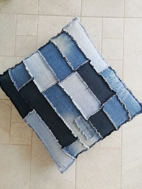 Denim Pillows Diy Recycle Jeans, Denim Patchwork Quilt, Denim Pillows, Denim Recycling, Denim Furniture, Upcycling Jeans, Sewing Tutorials Bags, Denim Pillow, Denim Crafts Diy