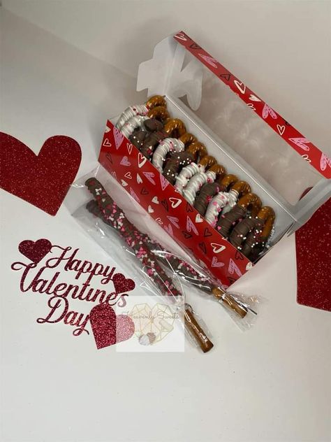 Valentines Edible Arrangements, Valentines Treat Boxes Sweets For Him, Valentine's Day Menu Ideas, Vday Treats, Dipped Berries, Valentine Strawberries, Chocolate Covered Desserts, Valentines Snacks, Chocolate Covered Strawberries Bouquet