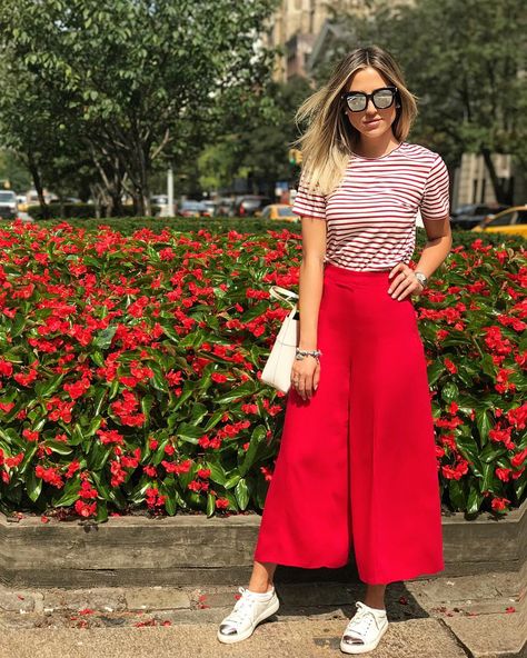 Roberta Moreno ♡ on Instagram: “When ur outfit matches the background... ❤️ #LooksByRoMoreno” Red Culottes Outfit, Trousers Outfit Summer, Short Teen Dresses, Outfit Pantalon Rojo, Long Closet, Linen Trousers Outfit, Linen Pants Outfit Summer, Red Linen Pants, Culottes Outfit