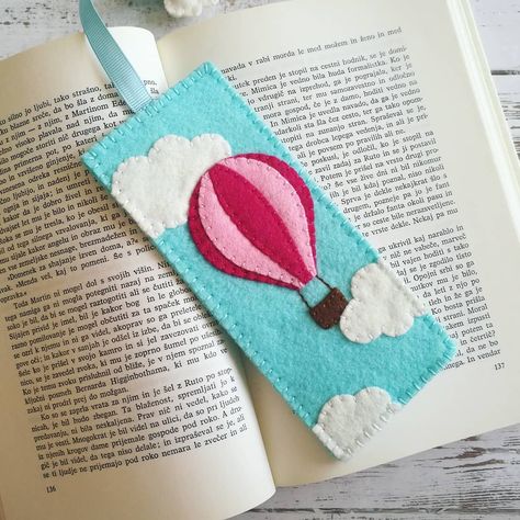 Hot Air Balloon Bookmark, Felt Bookmark Pattern, Felt Bookmarks Diy, Bookmark Sewing Pattern, Handmade Bookmark Ideas, Hot Air Balloon Gift, Book Gift Ideas, Handmade Bookmarks Diy, Felt Bookmark