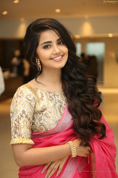 Anupama Parameswaran at Vunnadhi Okate Zindagi Thanks Meet (HD) Image 3 | Beautiful Tollywood Actress Pics,Images, Photos, Pictures, HD Wallpapers Kerala Saree Blouse, Kerala Saree Blouse Designs, Saree Hairstyles, फोटोग्राफी 101, Anupama Parameswaran, Saree Photoshoot, Designer Saree Blouse Patterns, Trendy Blouse Designs, Indian Beauty Saree