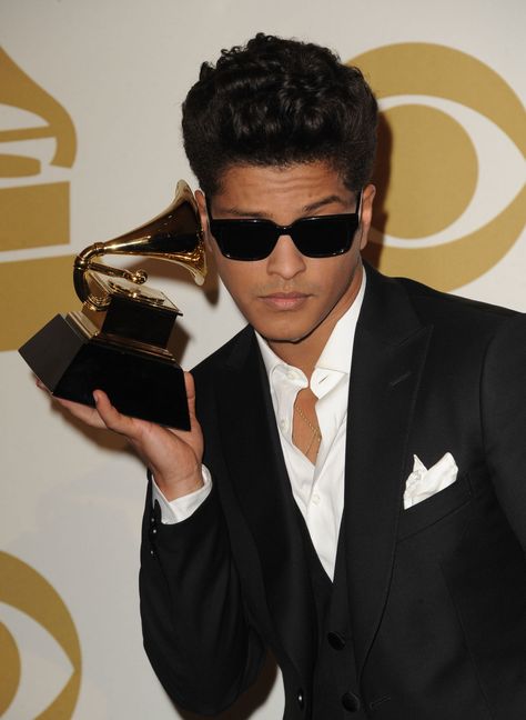 Bruno Mars Grammys, Bruno Mars Album, Bruno Sammartino, Talking To The Moon, Award Show, Royal Family News, Life On Mars, Bruno Mars, Fav Celebs