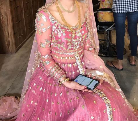 Mehndi Bride Dress, Mehndi Bride, Mehndi Outfit, Henna Wedding, Desi Wedding Dresses, Pakistani Dresses Online, Indian Outfits Lehenga, Pakistani Style, Pakistani Wedding Outfits