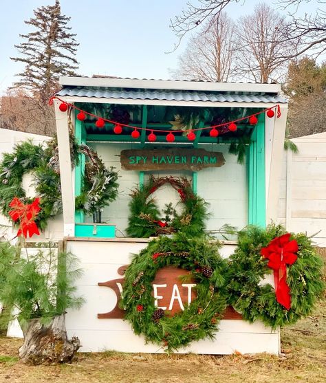 KennebunkportMaine on Instagram: “Will stop for adorable farm stands 🎄 . . . . . . . . . #christmas #holiday #farm #farmstand #wreaths #kennebunkport #prelude…” Christmas Farmers Market Booth, Produce Wagon Farm Stand, Farmstand Sign, Farm Stand On Trailer, Roadside Produce Stand, Vw Wedding, Farm Market Ideas, Roadside Stand, Produce Stand