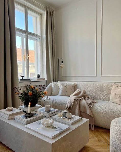 ELLE Décoration France on Instagram: "Un bon début de semaine 🌾  📸 @interiorbygini   #interiordesign #interior #livingroom #livingroomdecor #livingroomideas #livingroominspiration #altbau #altbauliebe #neutraldecor #neutralhome #neutralaesthetic #ａｅｓｔｈｅｔｉｃ #aesthetic #home #homedecor #homesweethome" Sofa Beige, Cosy Home, Living Room Goals, Inspire Me Home Decor, House Inspo, Dream Home Design, Apartment Living, Home Decor Styles, Modern Living Room