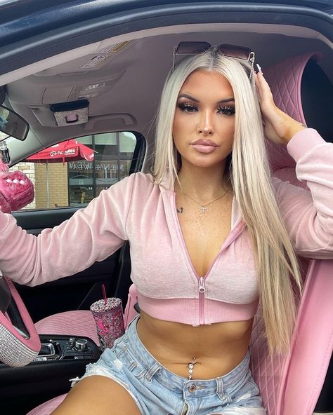 jadeamberrrr on instagram Blonde Baddie, Glittery Outfits, Pink Glam, 2000 Fashion, Blonde With Pink, Instagram B, Baddie Hairstyles, Elegantes Outfit, Blonde Girl