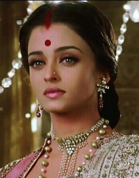 Aishwarya Rai Hairstyle, Long Hair Bridal Styles, Aishwarya Rai Makeup, Long Hair Bridal, Aishwarya Rai Pictures, Long Bridal Hair, Wedding Makeup For Brown Eyes, Bridal Styles, Aishwarya Rai Bachchan