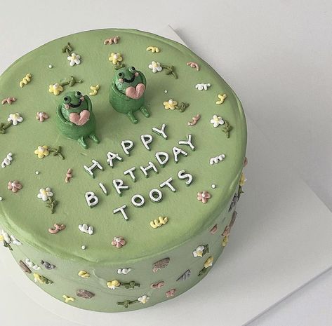 Frog Cakes Birthday, Frog Cake Designs, Birthday Cake For Women Easy, Easy Frog Cake, Frog Cake Birthday, Green Cake Ideas, Frog Cake Ideas, Green Bday Cake, Birthday Cake Green