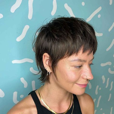 16 Trendiest Pixie Mullet Ideas Taking Over 2022 Straight Pixie Mullet, Short Female Mullet, Pixie Mullet Haircut For Women, Shaggy Layer, Pixie Cut Mullet, Queer Mullet, Mullet Ideas, Female Mullet, Corte Mullet