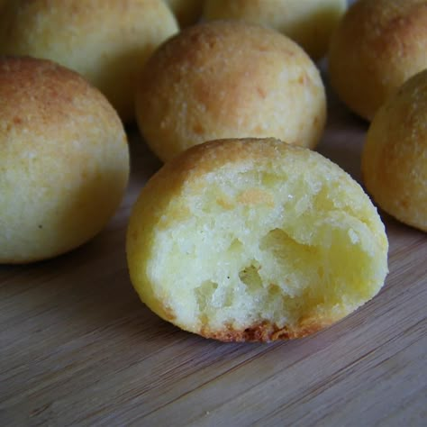 Brazilian Cheese Rolls (Pao de Queijo) Brazilian Cheese Rolls, Mochi Bread, Wheat Free Bread, Bacon Bread, Brazilian Cheese Bread, Bread Substitute, Cheese Rolls, Brazilian Recipes, Tapioca Starch