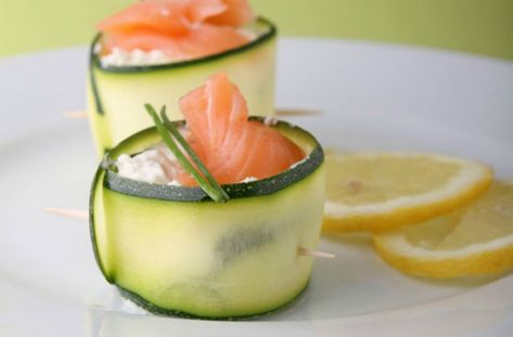 These courgette curls with salmon and cream cheese are easier to make than they may look. Perfect for parties or buffets. Cream Cheese Snacks, Easy Canapes, Salmon Cucumber, Cream Cheese Roll Up, Salmon Cream Cheese, Canapes Recipes, Cheese Roll, Food Decorating, Cream Cheese Rolls