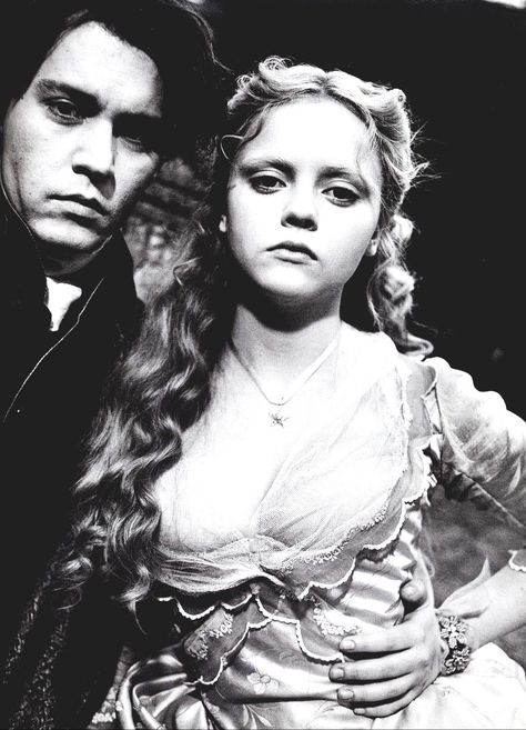 Christina Ricci and Johnny Depp in Sleepy Hollow Sleepy Hollow Johnny Depp, Sleepy Hollow Movie, Sleepy Hollow Tim Burton, Sleepy Hollow 1999, Harry Clarke, The Legend Of Sleepy Hollow, Andy Cohen, Johnny Depp Movies, Tim Burton Films