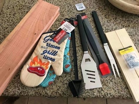 Each year I come up with a new gift idea for Father's Day. I went to the dollar store for some inspiration and came across some BBQ tools- that's it! Everyone loves a BBQ, and this would be perfect as a Dad'd Day gift.   Here's all the materials I picked up.   First, I built a small wooden board. I placed three boards tightly together.   And then used an anchor placed across the back about an inch from the top and about an inch from the bottom.   Then I nailed it into place.   Then fli… Bbq Gift Ideas, Fathers Day Grilling Gifts, Father's Day Grill Platter Diy, Diy Grill Platter For Dad, Bbq Caddy Diy Wood, Father’s Day Tool Gift, Cute Diy, Wood Bowl Decor, Diy Mailbox