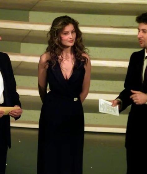 Female Gaze Outfits, Julia Roberts Hair, Female Gaze, Laetitia Casta, Photo Outfit, Mode Vintage, Mode Style, Mode Fashion, Dark Hair